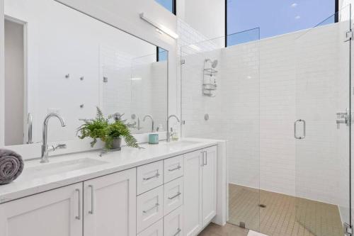 Beautiful Perfectly Located Luxury 2 Bed Townhome in Dallas, USA