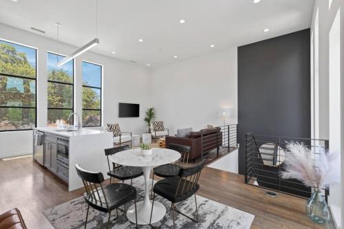 Beautiful Perfectly Located Luxury 2 Bed Townhome in Dallas, USA