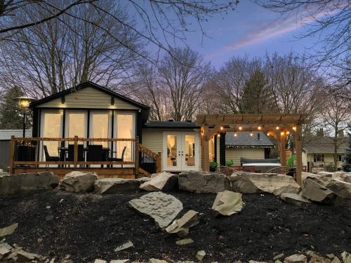 . Disconnect From Reality/ River House/Hot Tub/Pet Friendly