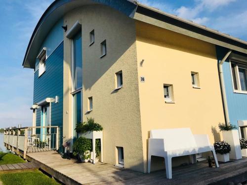  Pleasant water villa in Gelderland with sauna, Unterkunft in Maasbommel