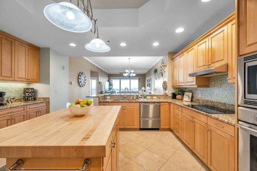 3 bed 3 bath Waterfront Condo in Gated Community detail