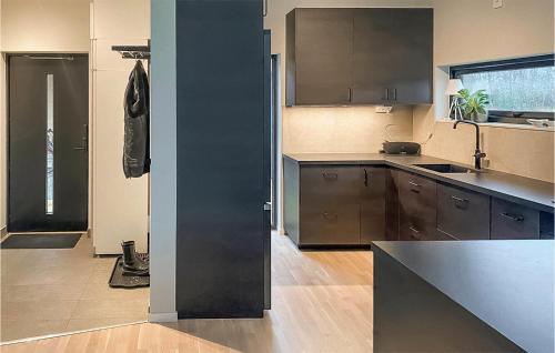 주방, Cozy Home In Jämjö With Jacuzzi (Cozy Home In Jamjo With Jacuzzi) in 토르함