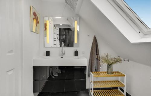 Bany, 3 Bedroom Beautiful Home In Bryrup in Bryrup