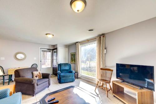 Pet-Friendly Youngstown Cottage with Yard in Youngstown, USA