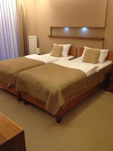 2 twin beds, 1 sofa bed