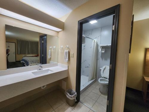 Fürdőszoba, Budget Host Inn in Henderson (Észak-Karolina)