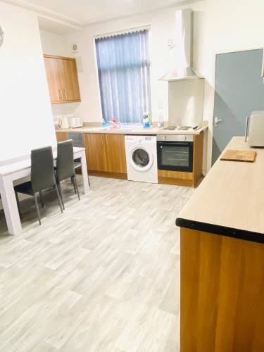 Beautiful 4 Bedroom 2 bathroom House close to city centre, Лидс (фото 4)