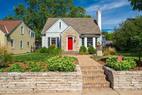 Shoreline Villa in Minneapolis, USA