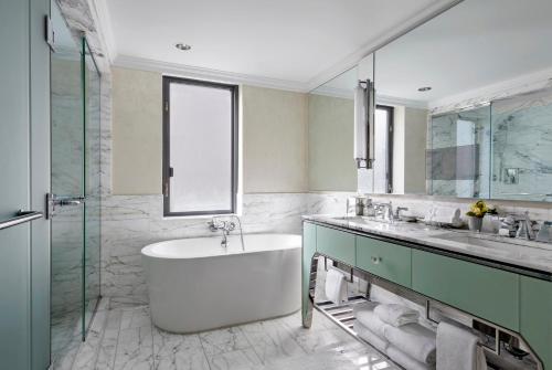 Bany, Loews Regency Hotel New York in Upper East Side