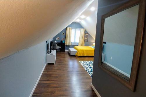 The House Hotels - Stickney Loft - Charming Third Floor Hideaway! in 布魯克林 (OH)