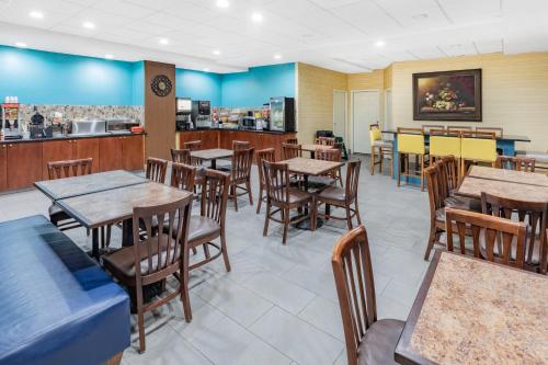 Days Inn & Suites by Wyndham San Antonio near AT&T Center - image 10