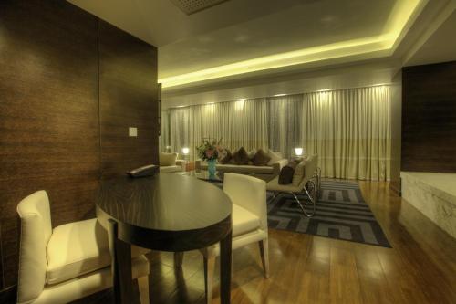 Tesis özellikleri, Avari Tower Karachi in Karaçi