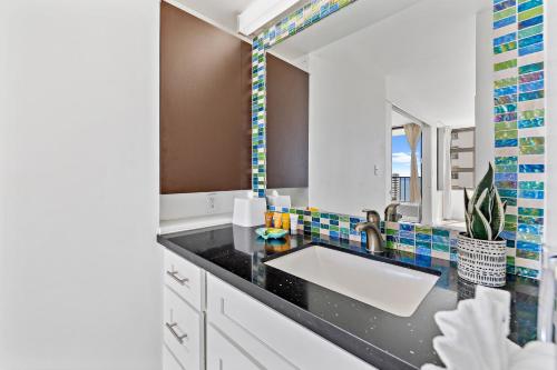 27th Floor with Beautiful Ocean Views | 1 Block to Beach | Free Parking & WIFI - image 37