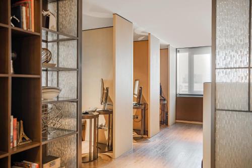 Collection Executive Room image 7