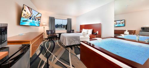 Grand Marquis Waterpark Hotel & Suites