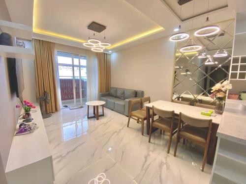 Alm's 2 BedRoom Apartment at Sunrise City District 7