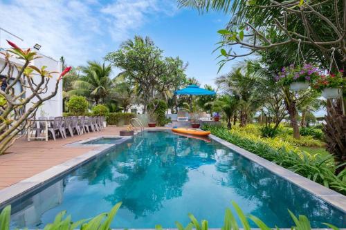 Swimming pool, Ruby Villa D4 - Lying By The Sea in Phường 10