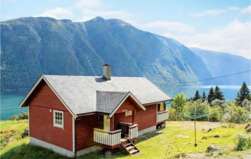 . Two-Bedroom Holiday home with Sea View in Fjærland