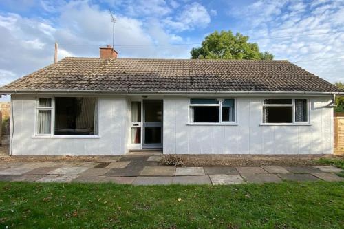 Cheerful 3 bedroom bungalow with indoor fire place