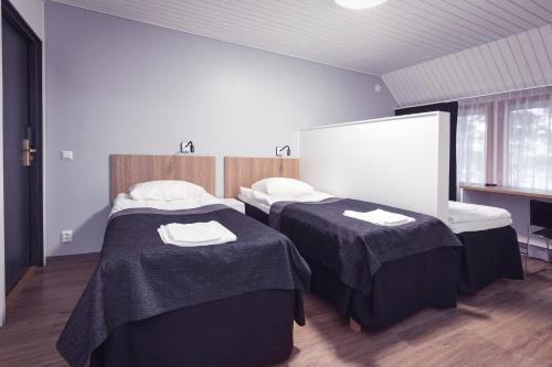 3 twin beds
