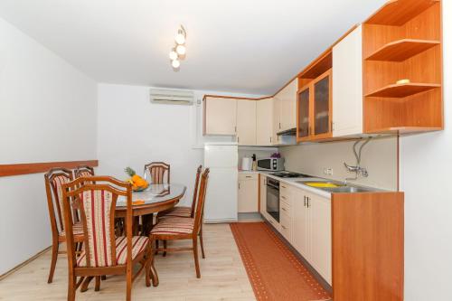 Apartment Orlović Old Town - image 14