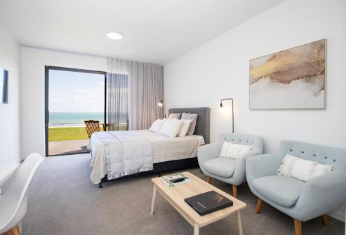 Views over Tasman, New luxury boutique studio overlooking the Tasman Sea