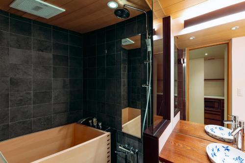 Deluxe Twin Room image 2