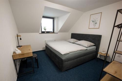 1 queen bed, 1 double bed