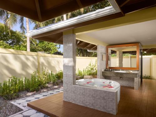 douche, Royal Island Resort Maldives in Baa Atoll