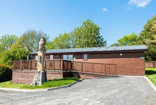 Tawny Lodge with Hot Tub - Chalet - Cupar