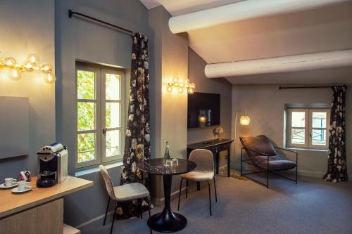 Les Chambres de l'Oustalet, Gigondas, Chambres d'hôtes et Restaurant Gastronomique by null