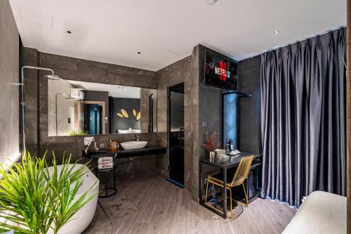 room detail thumbnail 1