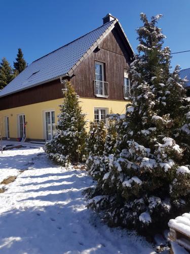 Exterior view, Countryside-Lovers - Ganzes Haus 100m² fur euch allein mit Garten in Halsbrucke