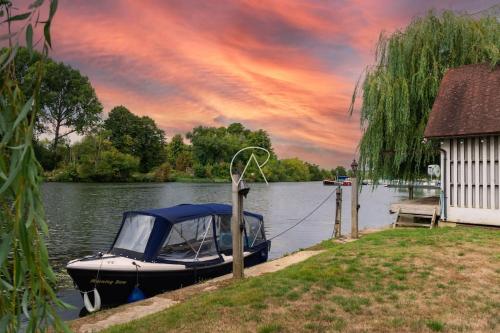 Riverside Escape Marlow, Large Luxury Family Home in Cookham