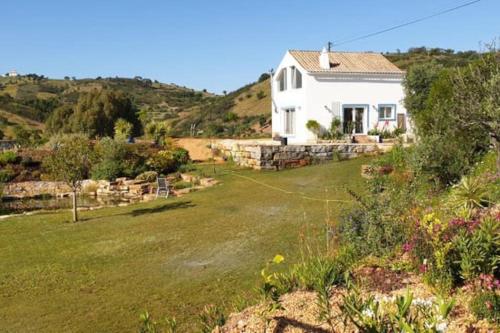 Lemontree house set in the countryside. in Santa Catarina