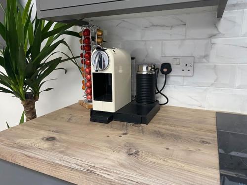 Facilities, Stylish 1 bedroom studio outdoor area and hot tub in Littledown and Iford