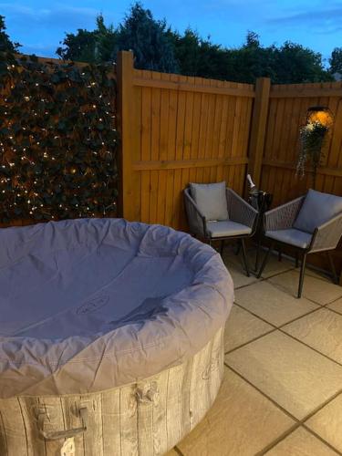 Hot tub, Stylish 1 bedroom studio outdoor area and hot tub in Littledown and Iford