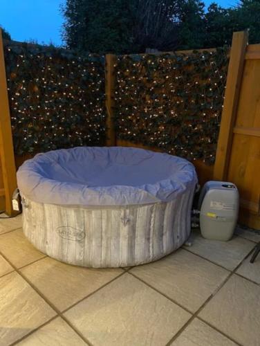 Stylish 1 bedroom studio outdoor area and hot tub in Littledown and Iford