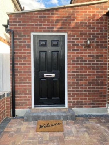 Stylish 1 bedroom studio outdoor area and hot tub in Littledown and Iford