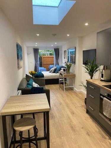 Stylish 1 bedroom studio outdoor area and hot tub in Littledown and Iford