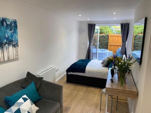 Stylish 1 bedroom studio outdoor area and hot tub in Littledown and Iford