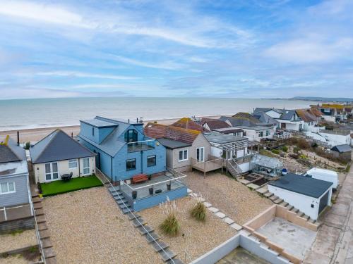 Beach View Breeze Family Holiday Home on the Shore - Accommodation - Pevensey