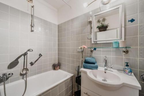 One-Bedroom Apartment image 3