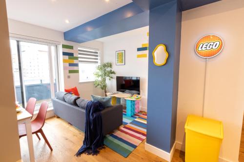 Legoland Family Fun - Upscale Two Bedroom Apt Near Tube Station with Kid-Friendly Amenities
