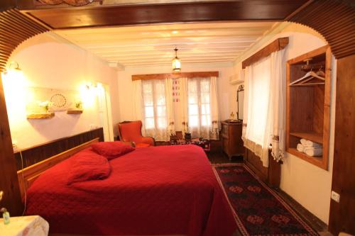 1 queen bed, 1 twin bed