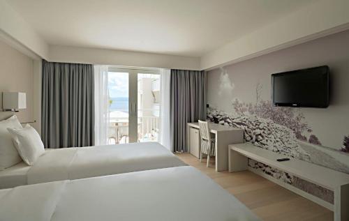 Double or Twin Room with Partial Sea View