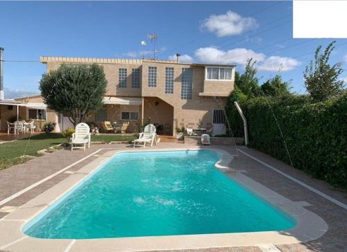 . Habitaciones en planta superior independiente con piscina - barbacoa