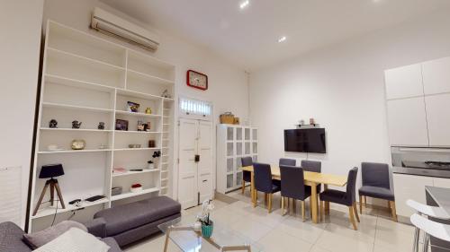 Spacious 3 bedroom maisonette 2