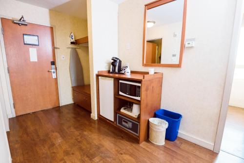 Standard Queen Room with Two QUeen Beds - New Building image 7