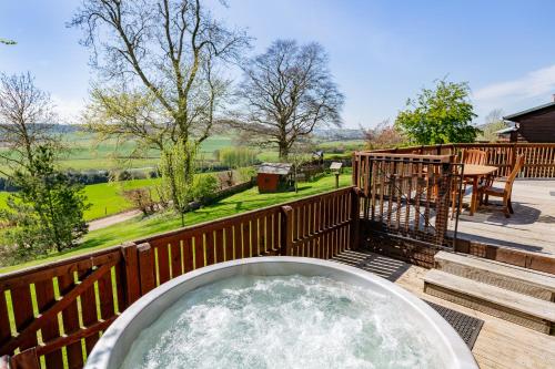 Mountain Ash Lodge with Hot Tub